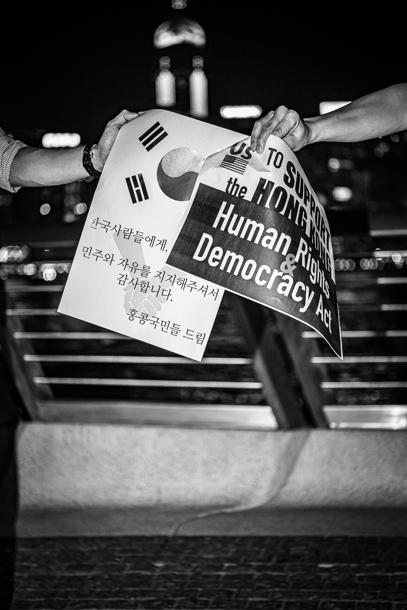 한국과 홍콩의 민주주의 연대 피켓을 함께 든 두 사람의 손
