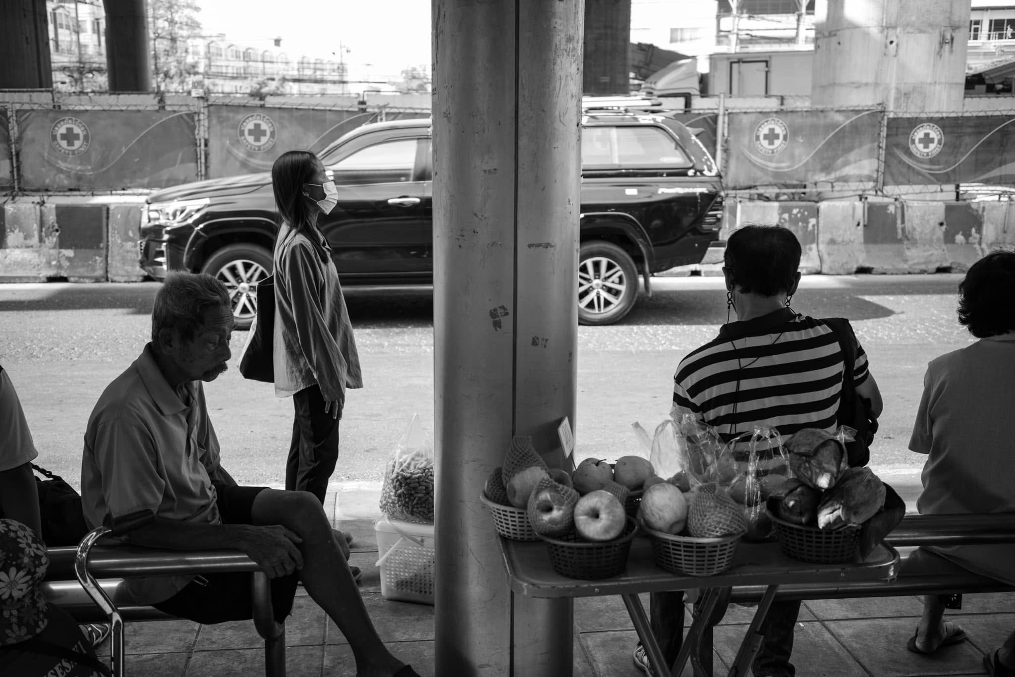 코코넛이 놓인 거리 노점에서 쉬고 있는 사람들
